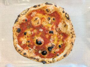 チーズ無しの生地を味わうシンプルピザ トマト・ニンニク・オレガノ・アンチョビ